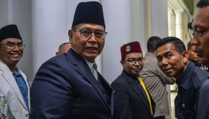 Panji Gumilang saat akan menjalani pemeriksaan tim investigasi di Gedung Sate, Bandung, Jawa Barat, 23 Juni 2023. (Foto: Antara)